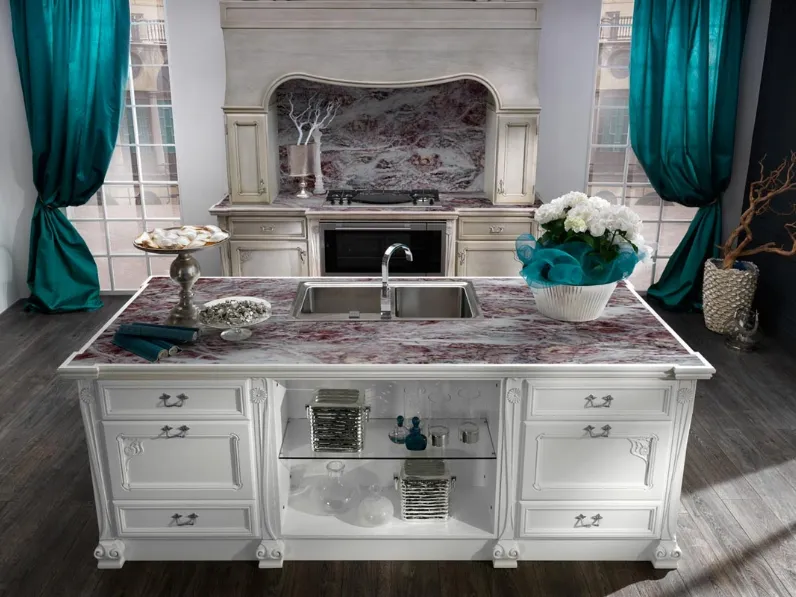 Cucina Classica con isola Tiffany 01 in legno laccato con top in marmo di Busatto