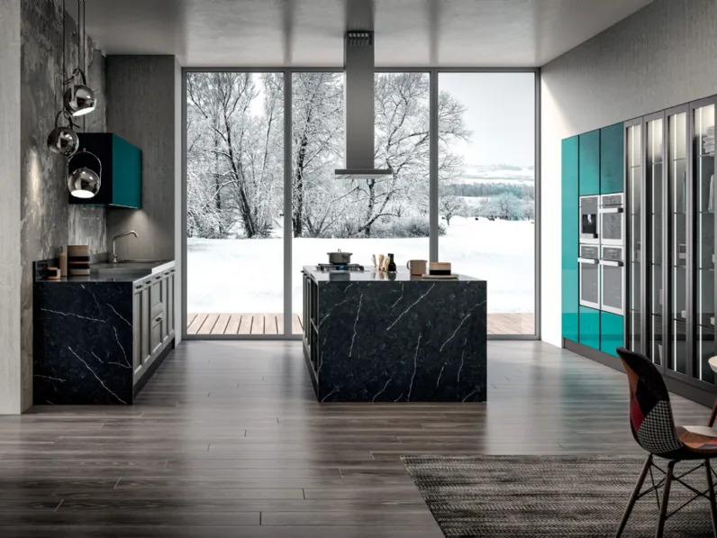 Cucina Classica con isola Village 04 in Frassino e Quarzo venato con colonne in laccato lucido di Gentili Cucine