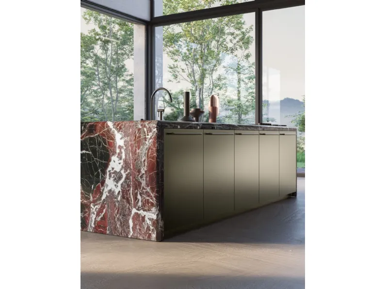 Cucina Design Antis Project 1 in laccato metallizzato Bronzo e marmo Rosso Lepanto lucido di Euromobil