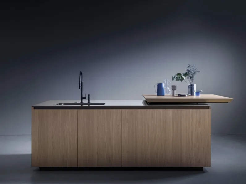 Cucina Design con isola Antis Project 10 in Rovere sabbiato naturale e top in acciaio inox di Euromobil