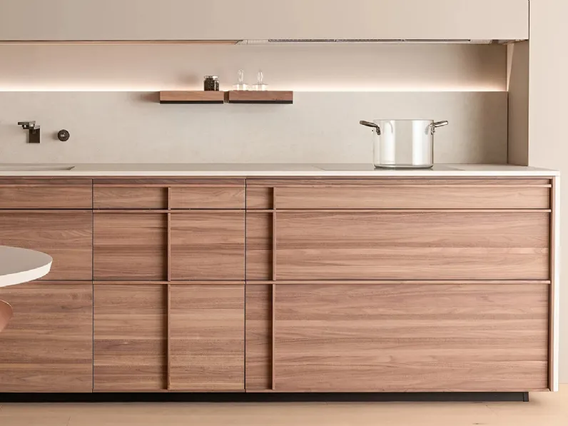 Cucina Design lineare Archigraphica in Noce e top in MDi di Valcucine