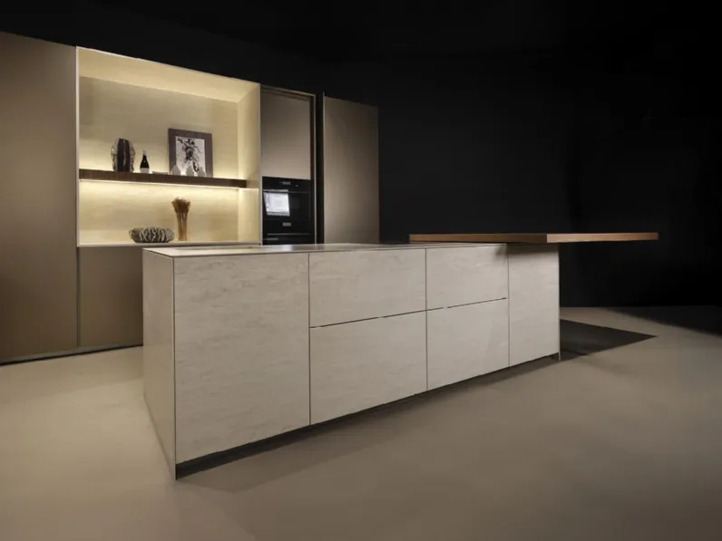 Cucina Design con isola Arena + Giza + Altea in laccato e ceramica di Maistri