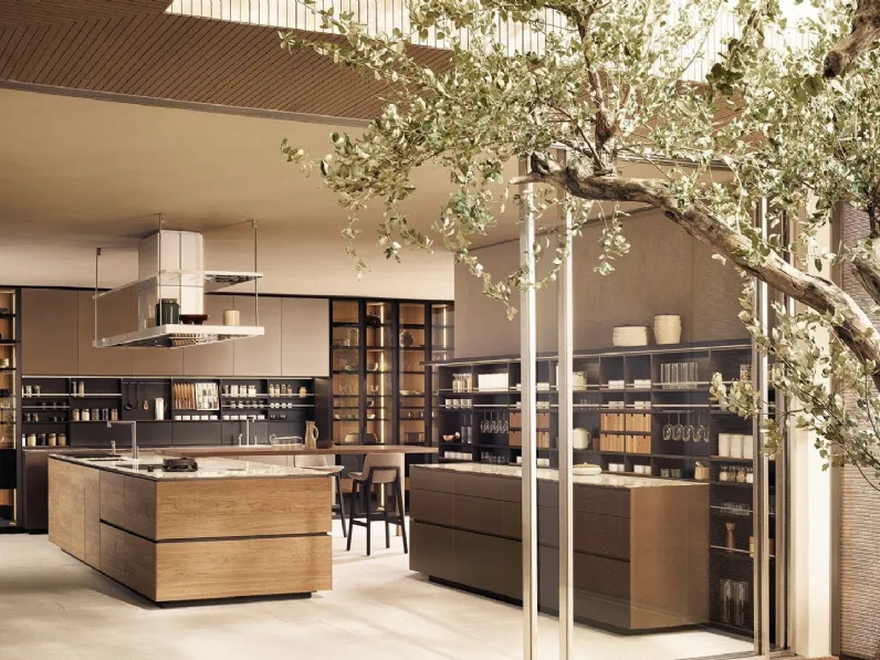Cucina Design in Noce Canaletto e Marmo Calacatta con isola Artex di Poliform
