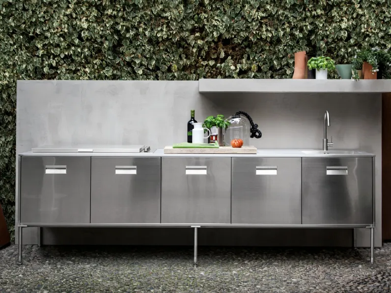 Cucina Design Artusi completamente in acciaio di Arclinea