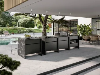 La B table di Maistri è un'elegante cucina da esterno che definisce il design outdoor.