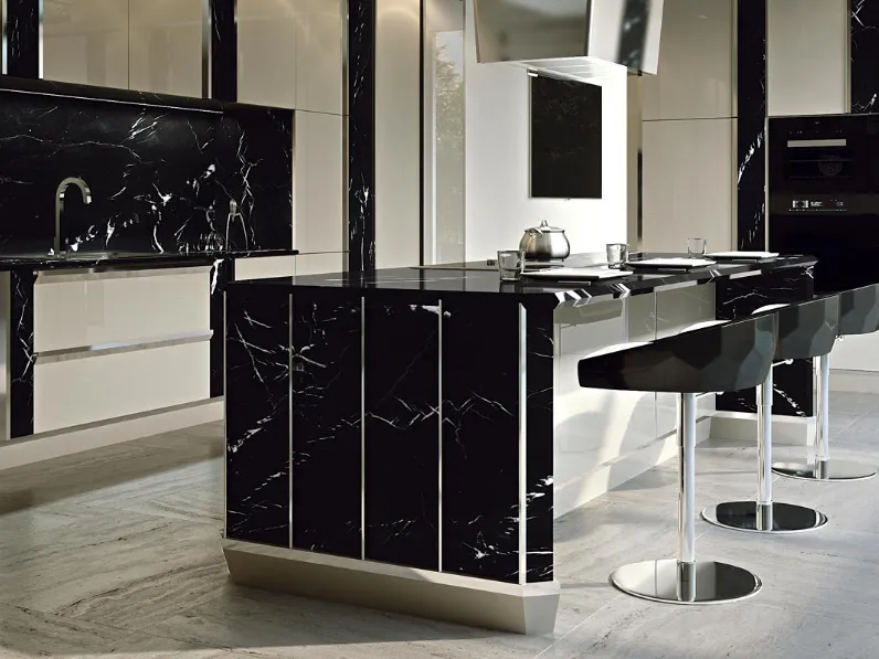 Cucina Design con isola Briolette 02 rivestita in marmo di Busatto