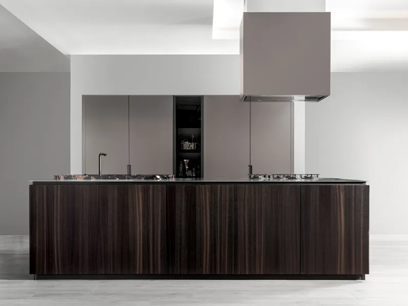 Cucina Design Classic Nuances con basi isola in Eucalipto affumicato, top in acciaio inox e lavello in marmo Michelangelo di Mittel