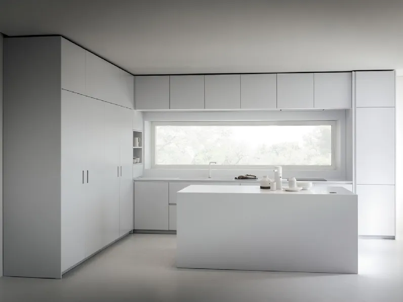 Cucina Design Elegantly White in laccato opaco bianco con top in Corian di Mittel