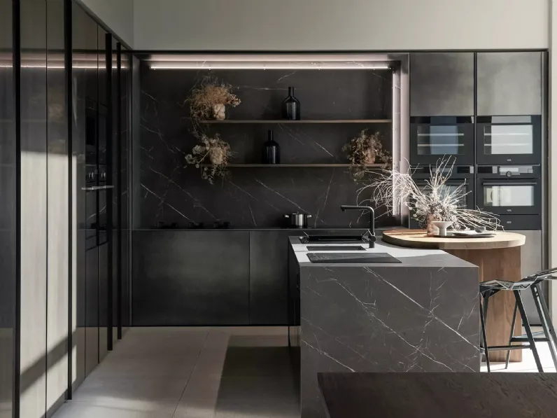 Cucina Design in acciaio con isola in gres Skin di Elmar