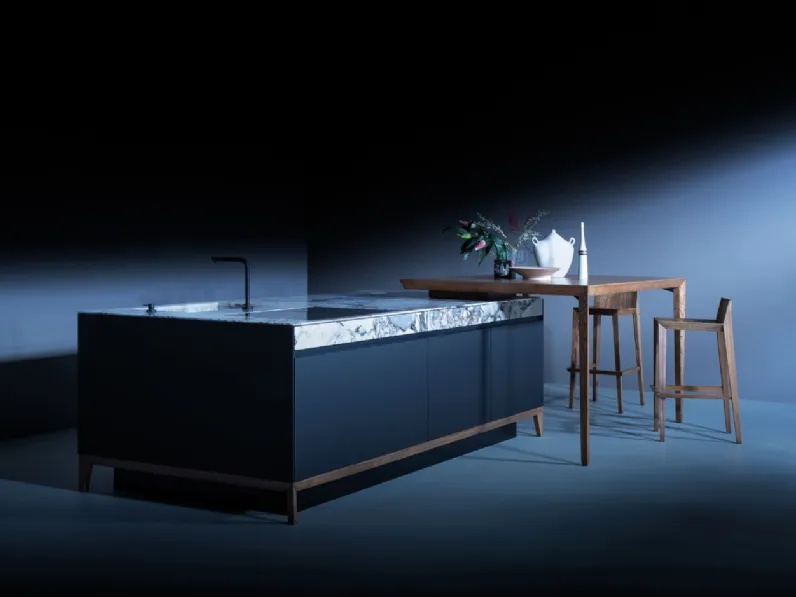 Cucina Design con isola in laminato Fenix con top in pietra naturale marmo e penisola in legno di Olmo naturale Sei Project 3 di Euromobil