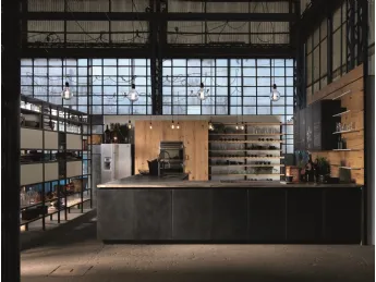La cucina Design Factory di Aster Cucine integra una praticissima penisola.