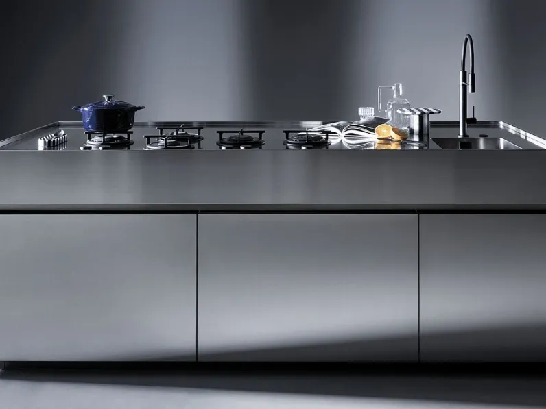 Cucina Design con isola in acciaio inox Free Steel di Euromobil