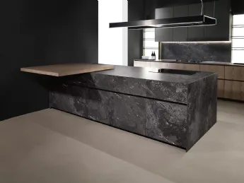 La cucina design Giza con penisola Arena Line di Maistri definisce uno spazio elegante e funzionale.