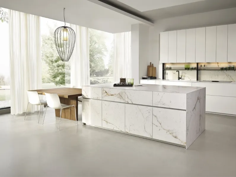 Cucina Design Giza in laccato con isola in ceramica di Maistri