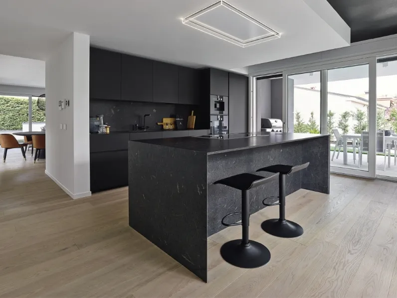 Cucina Design Giza in laccato con isola in ceramica di Maistri