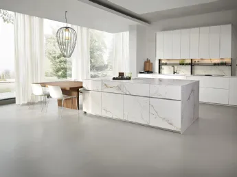 Cucina Design con isola Giza Neolith e linea Arena di Maistri.