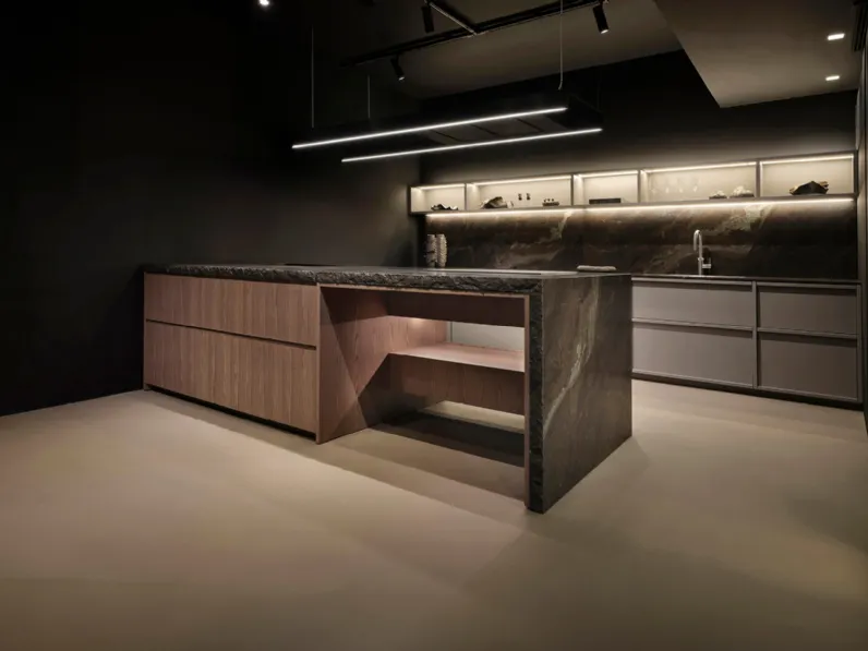 Cucina Design con penisola K table + Arena + Rim in laccato e legno di Maistri