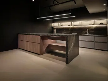 La cucina Maistri combina la penisola K Table, la linea Arena e il modulo Rim in un design funzional