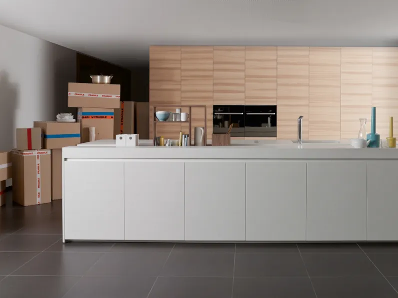 Cucina Design in Noce Canaletto a isola in materiale ecologico Swanstone Inside di Key Cucine