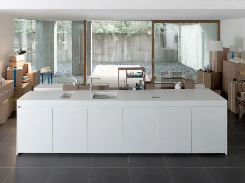 Cucina Design a isola Bianca in materiale ecologico Swanstone Inside di Key Cucine