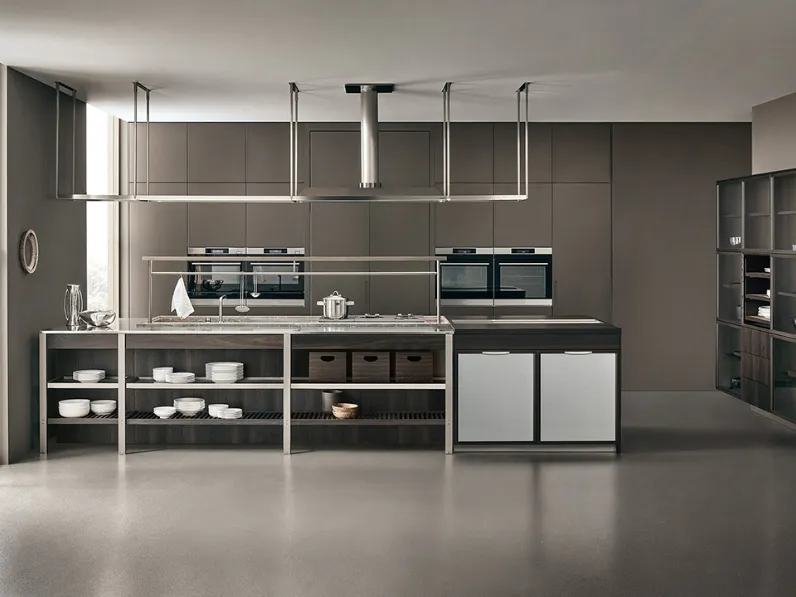 Cucina Design con isola KLab 03 in vetro diamantato e rovere termotrattato di Ernestomeda