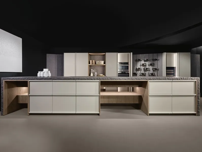 Cucina Design con isola KTable in laccato ecru e frassino di Maistri