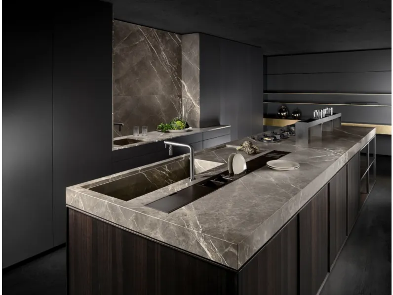 Cucina Design con isola Kuadra 01 con top in marmo Collemandina della Garfagnana di Key Cucine