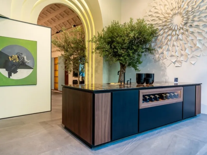 Cucina Design con isola Labirinto in acciaio ardesia e noce di Scic