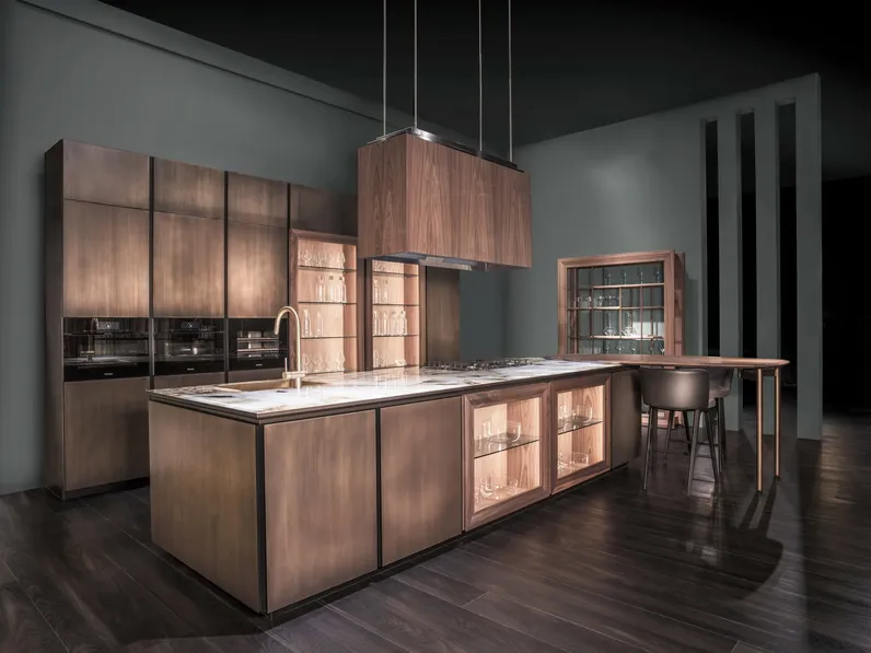 Cucina Design con penisola Labirinto in ottone anticato con top in marmo di Scic