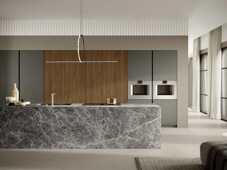Cucina Design con isola in marmo e colonne in laccato opaco e Noce Linea Luxe di Composit