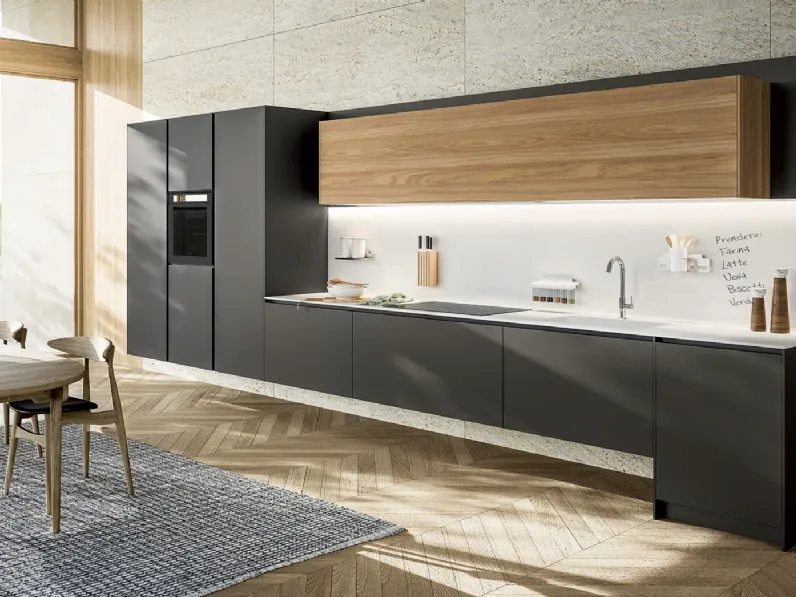 Cucina Design lineare Linea Pure in laccato opaco metallo effetto graffiato Antracite e pensili in Olmo di Composit