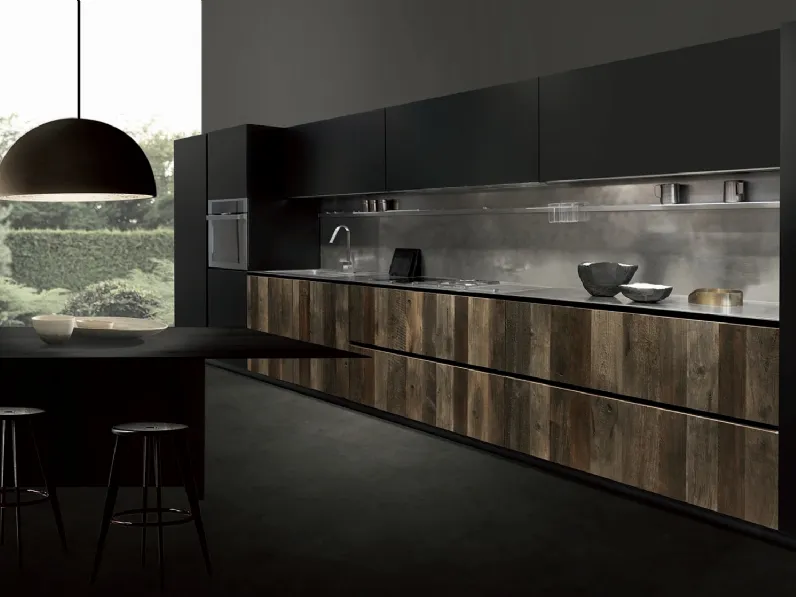 Cucina Design lineare Linea Pure in Natural Wood multicolor con top in acciaio vintage e pensili ie colonne in vetro satinato laccato Nero opaco di Composit