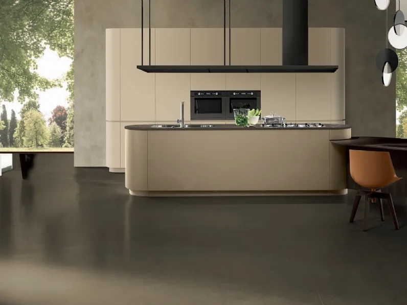 Cucina Design con isola in laccato opaco Argilla e Beige con top in laminam Pietra Piasentina e piano penisola snack in Rovere Wengé Linea Round di Composit
