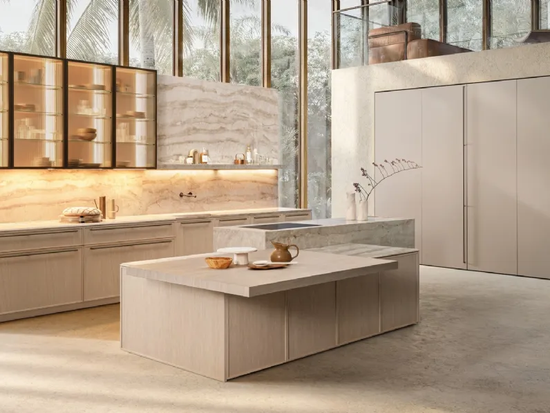 Cucina Design con isola Margo in rovere, pietra e laccato di Euromobil