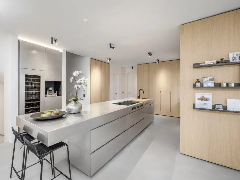 Cucina Design Metropolitan Interiors con isola interamente rivestita in acciaio inox e boiserie in legno di rovere di Mittel