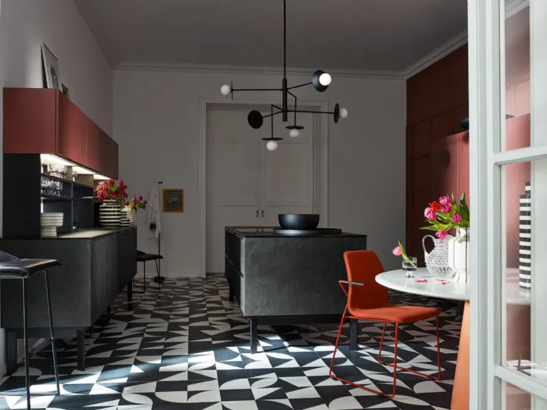 Cucina Design con isola Neo Slate 10 in pietra e laccato di Nolte