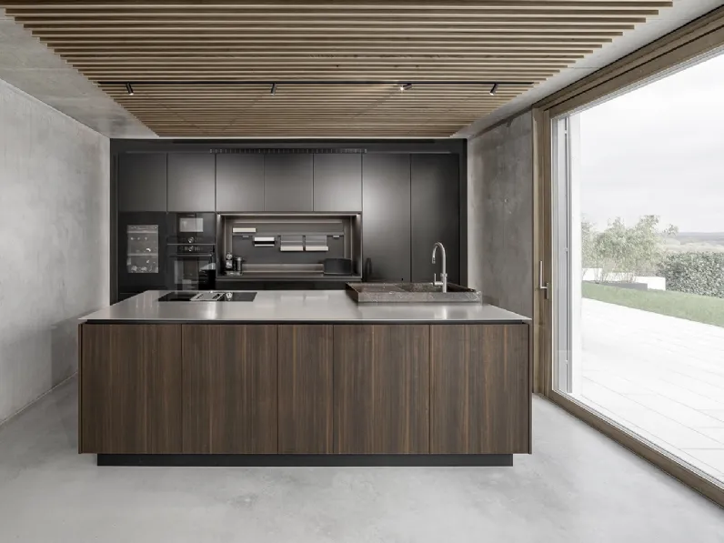 Cucina Design No Ordinary Home con isola rivestita di melaminico eukalipto e top in acciaio inox finitura matt di Mittel