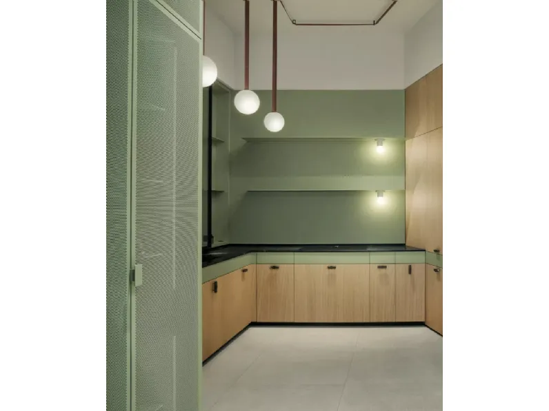Cucina Design ad angolo in rovere naturale e laccato Playground di Elmar