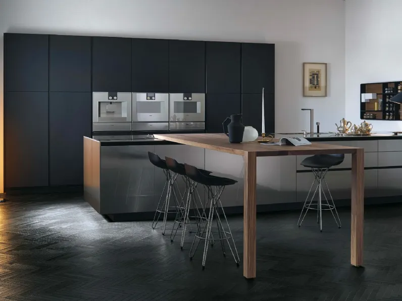 Cucina Design con penisola Twelve 02 in acciaio con piano Break in noce massello di Poliform