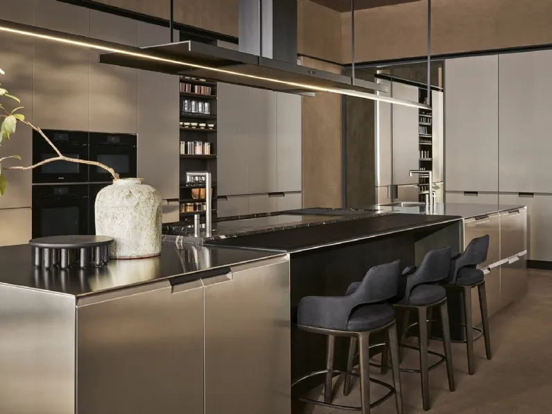 Cucina Design in laccato con isola in acciaio Shape di Poliform