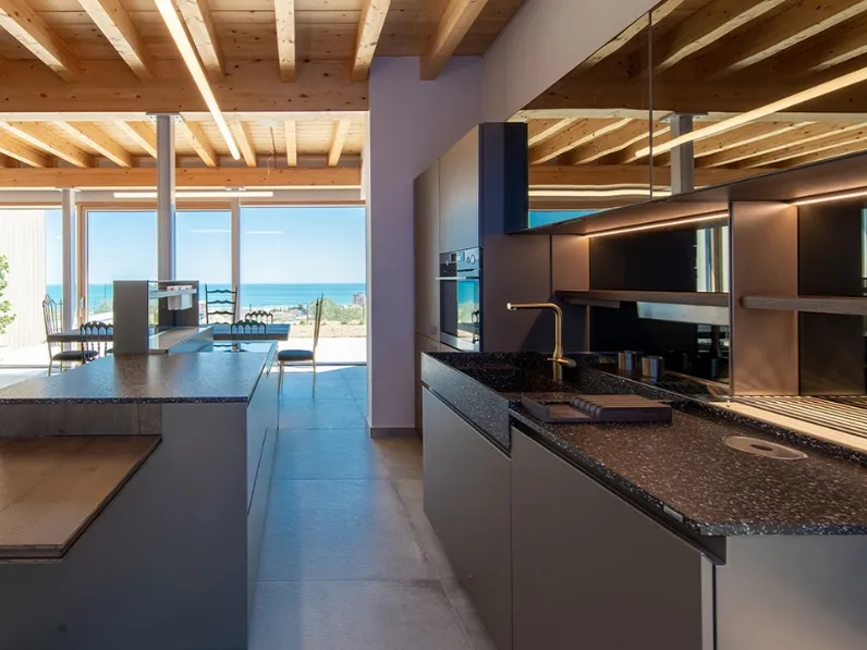 Cucina Design Soul 03 con isola in rovere termotrattato e laccato opaco di Ernestomeda