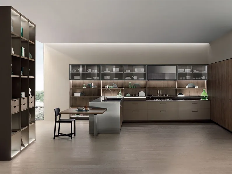 Cucina Design con penisola Soul 02 in rovere d'ombra nodato e laccato opaco di Ernestomeda