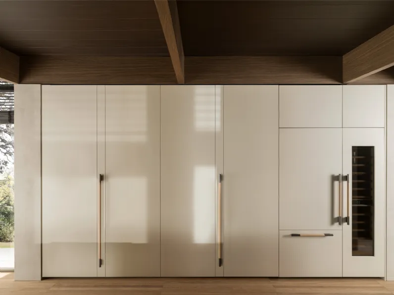 Cucina Design lineare Tivalì 2|0 in Rovere e laccato Perla con top in marmo di Molteni & C