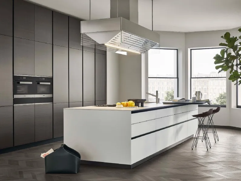 Cucina Design in laccato metallico Bronzo con isola in vetro Bianco Twelve di Poliform