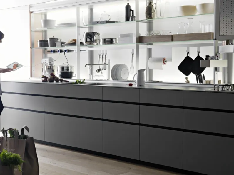 Cucina Design Artematica in linea, in vetro temprato laccato opaco Vitrum Grigio Cemento di Valcucine