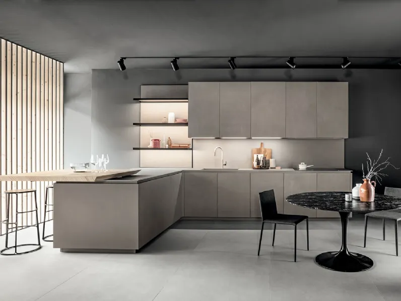 Cucina Design Volumetric Play in ceramica calce tortora con piano snack in legno naturale di castagno di Mittel