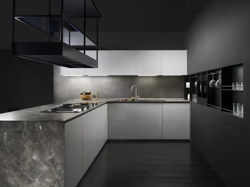 Cucina Design con penisola Volumi in acrilico Grigio chiaro e top e fianchi in marmo Jolie Grey di Key Cucine