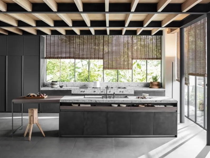 Cucina Design con isola VVD in acciaio Ferrovia Steel e top in Pietra Ceppo di Molteni & C