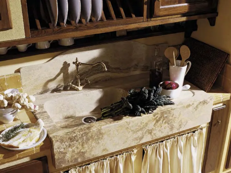 Cucina angolare in Muratura in legno di Castagno con top in tozzetti Giallo Oriente e Travertino Bastiano di Le Cucine dei Mastri