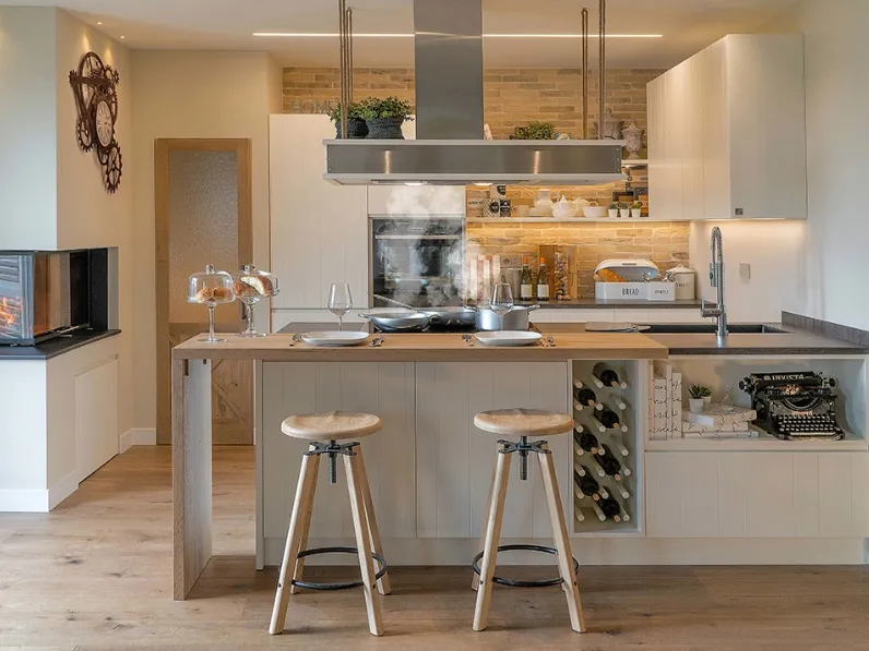 Cucina Moderna in legno massello con penisola Ada di GR Mobili